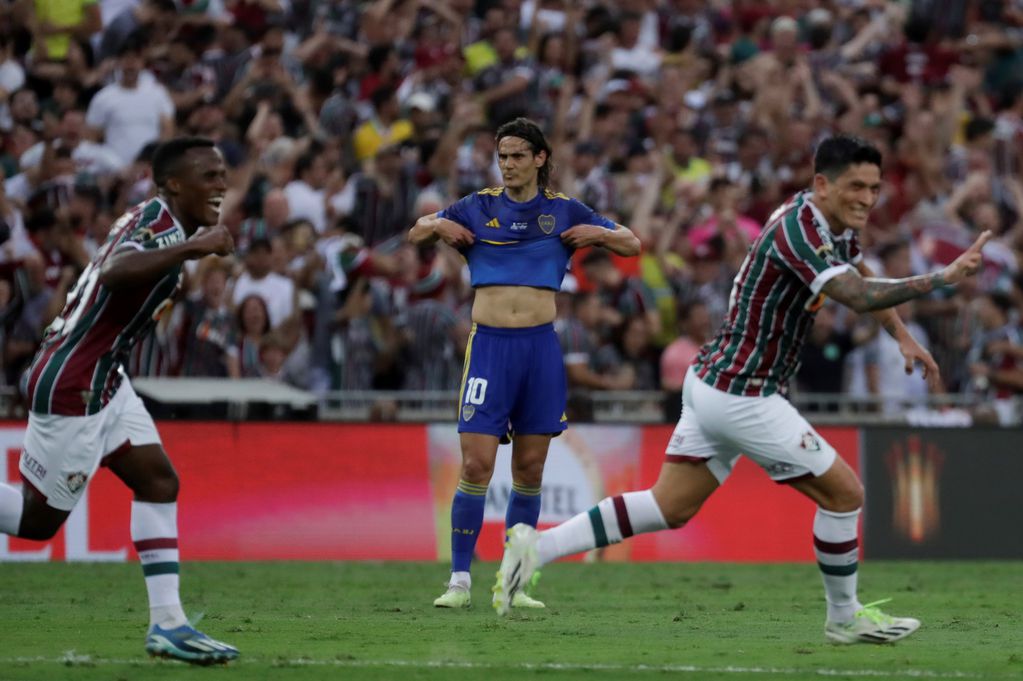 Germán Cano desata el festejo por su gol mientras Cavani y todo Boca lo sufren en el Maracaná, por la final de la Copa Libertadores. 