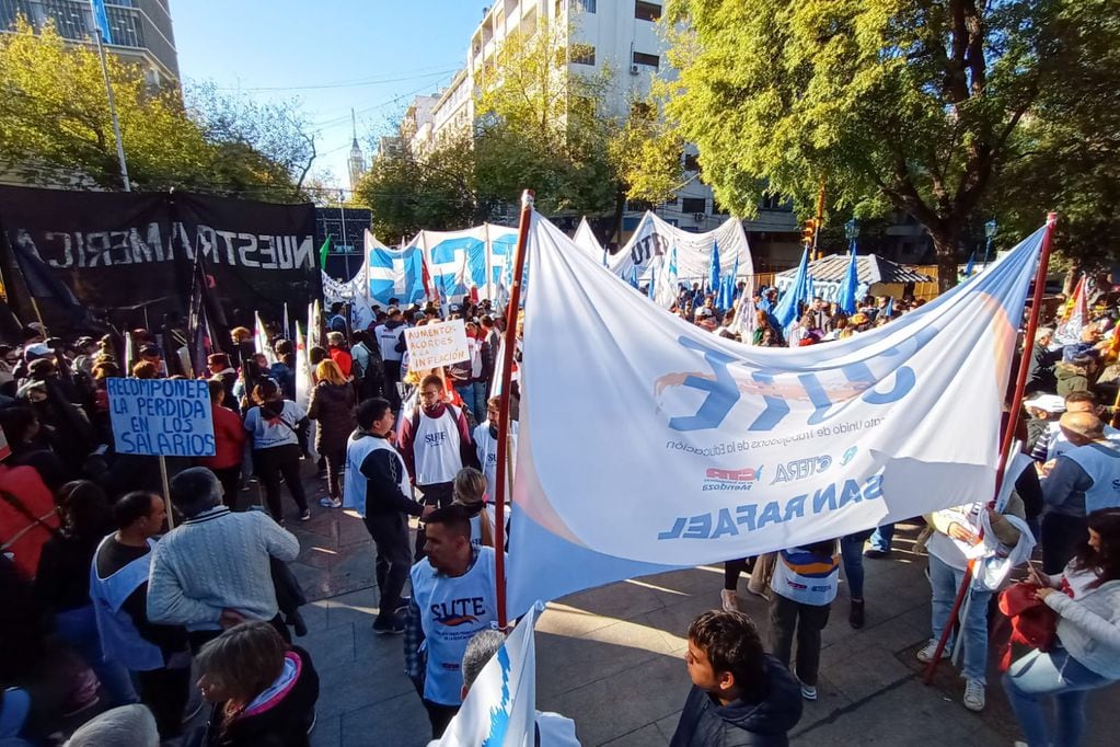 Gremios se manifestaron en la plaza Independencia el 1 de mayo.