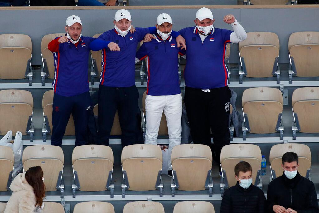 Fanáticos del serbio Novak Djokovic parecen haberse olvidado de las reglas de distanciamiento social en el partido final del Abierto de Francia.