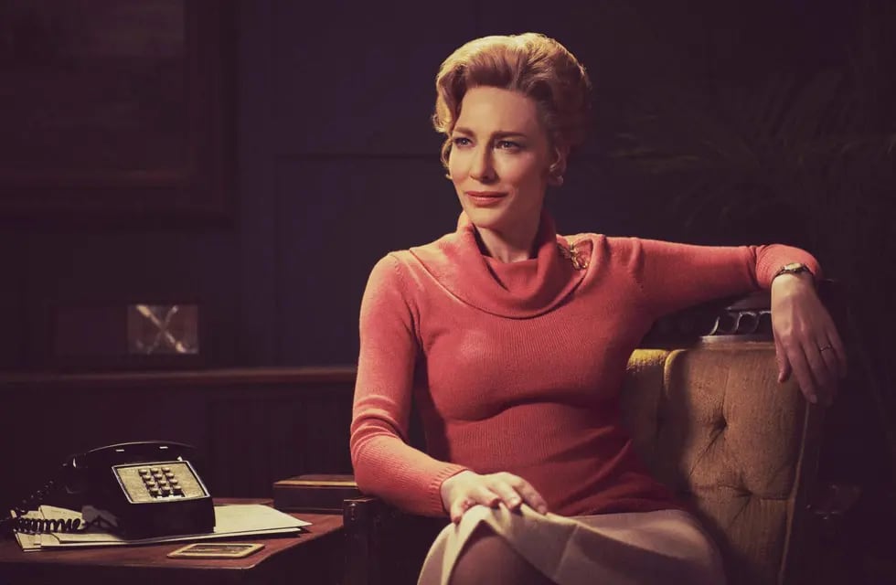 Cate Blanchett interpreta a una adinerada ama de casa con muchas aspiraciones políticas.