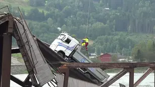 Video: dos conductores tuvieron que ser rescatados tras derrumbarse un puente en Noruega