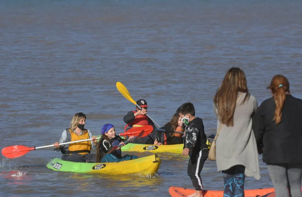 Postal de domingo. Familias en el dique Potrerillos, uno de los puntos que más visitantes atrajo para disfrutar del tiempo libre. Foto: Jose Gutierrez / Los Andes.