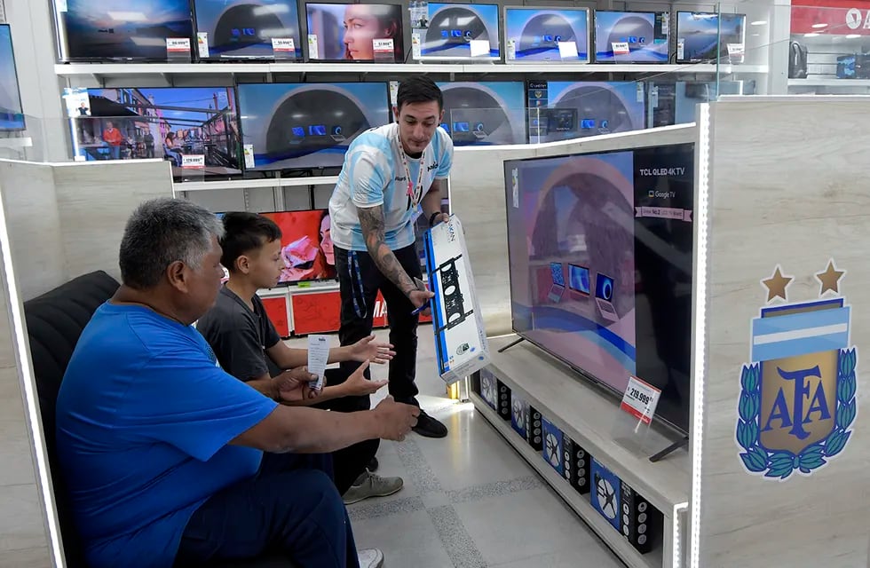 CyberMonday: una buena oportunidad para cambiar el televisor a precios más bajos, antes de que inicie el Mundial - Foto: Orlando Pelichotti / Los Andes