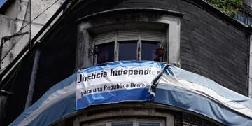 Vecinos de CFK colgaron una bandera