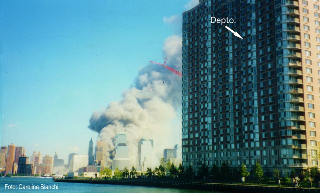 David guarda en su teléfono una foto del día del atentado, donde se ve su departamento ubicado frente a las Torres; del otro lado del Río Hudson. Foto: Gentileza.