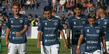 Con un gol de Enzo Díaz en el final del partido, los de Caballito suman su cuarto triunfo consecutivo. La Lepra perdió una gran chance.