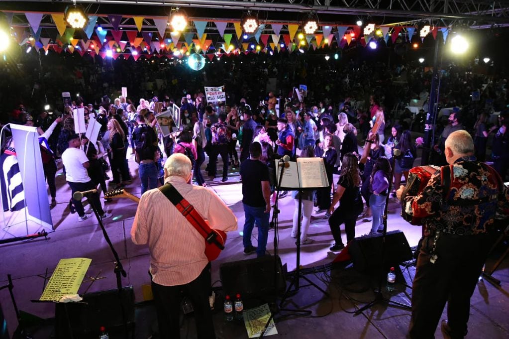 El público se mezcló con las candidatas y bailó en un escenario lleno de música, guirnaldas y luces de colores. Foto: Mariana Villa / Los Andes