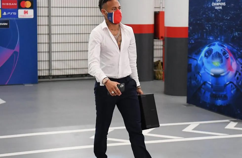El look de Neymar al llegar al estadio de Lisboa para jugar la semifinal de la Champions League, generó un gran revuelo en la redes sociales. / Gentileza.