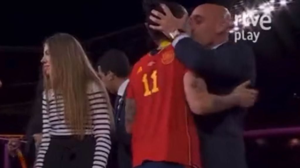 Polémica celebración: el presidente de la federación española de fútbol le dio un beso a una jugadora