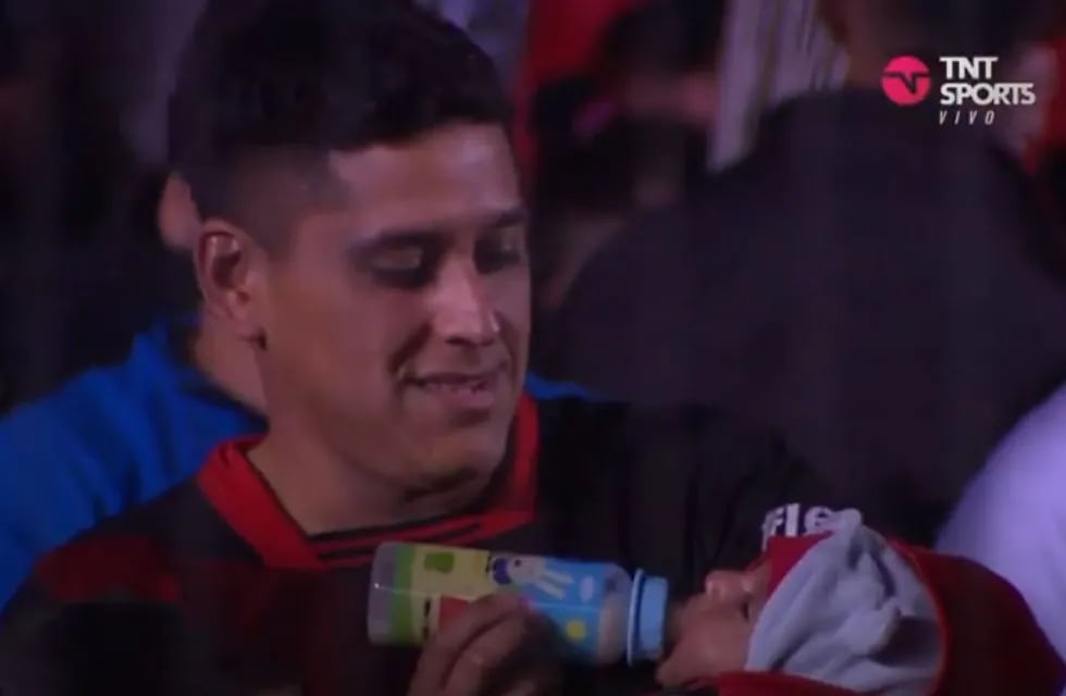 Un fanático de Colón le dio la mamadera a su bebé en pleno partido y la FIFA lo nominó como mejor hincha. / TV