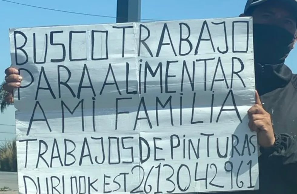 Sebastián hizo un cartel para pedir trabajo en uno de los lugares más concurridos de Godoy Cruz.