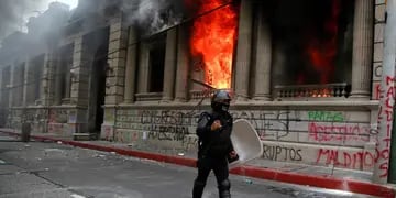 Congreso en Guatemala incendiado