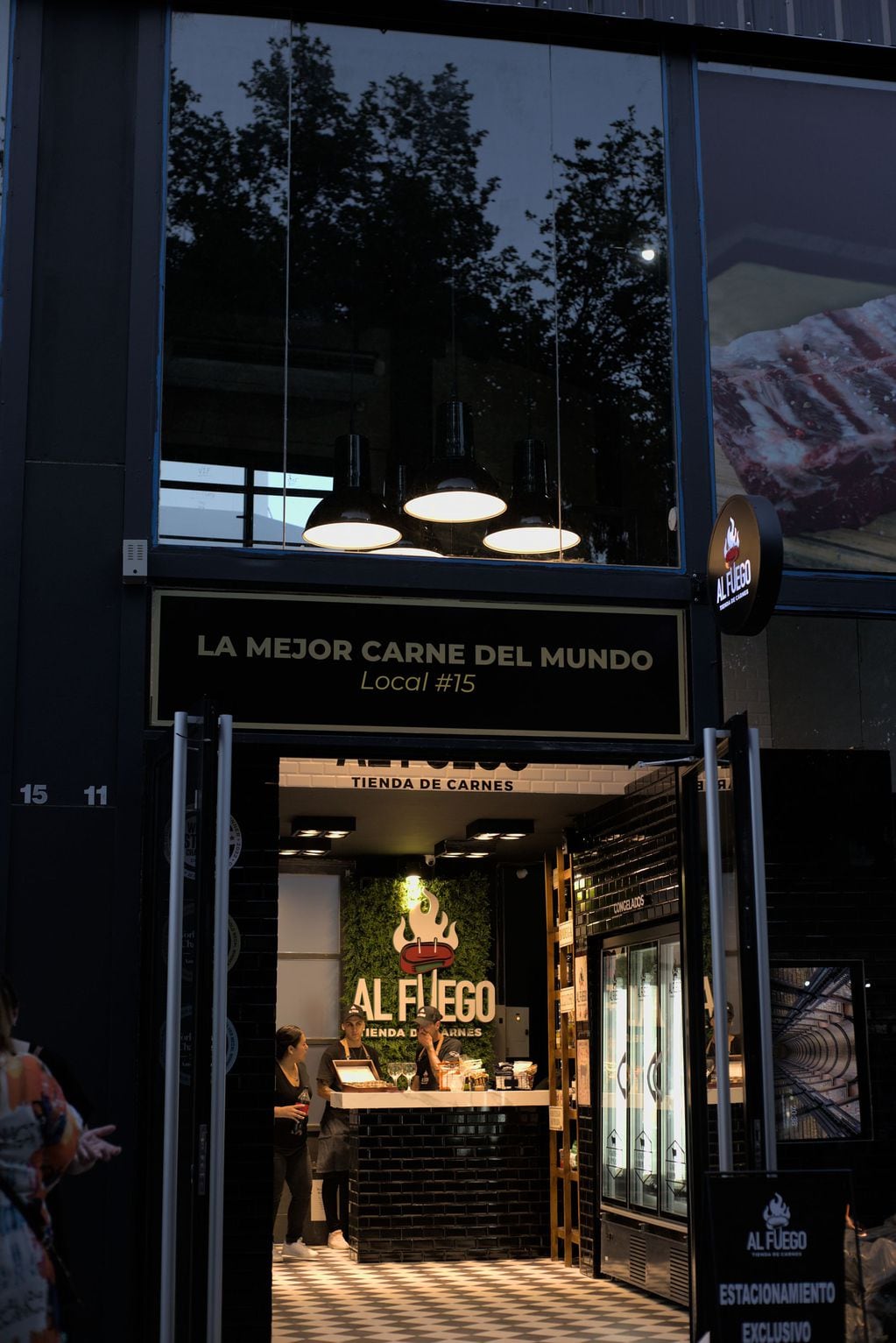 Al Fuego, con su marca insignia "Carnes Pampeanas", fue galardonado por la calidad de sus productos con una medalla de oro y otroa de plata en el World Steak Challenge en Ámsterdam.