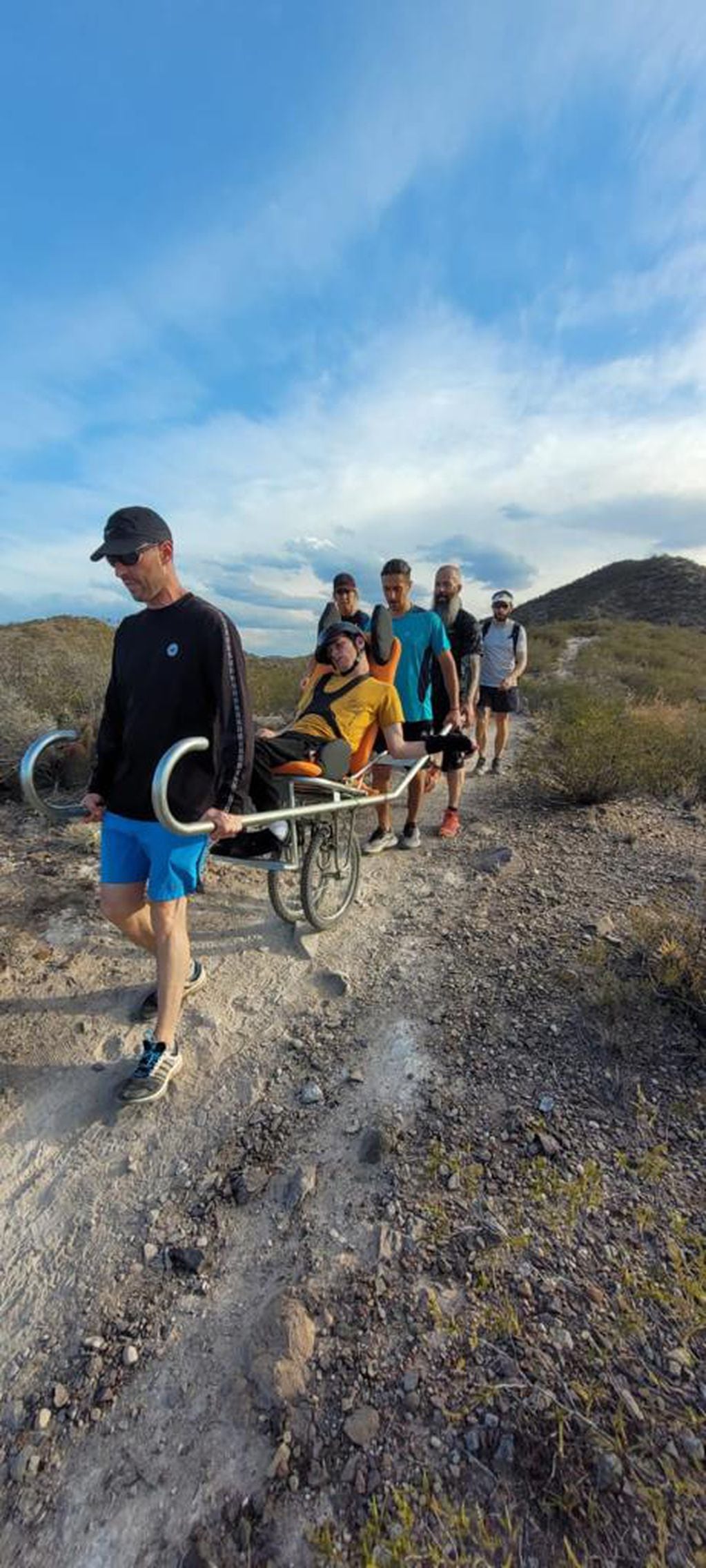 Diseñaron una silla de ruedas adaptada para que un joven pueda disfrutar de los cerros mendocinos. Foto: Gentileza Adrián Pavesi y Fernanda Jara
