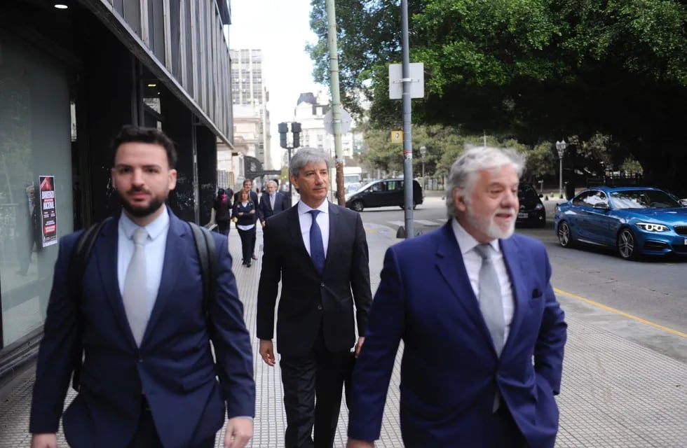 El juez Bento y sus abogados Felipe Salvarezza y Mariano Fragueiro Frías. Foto: Federico López.
