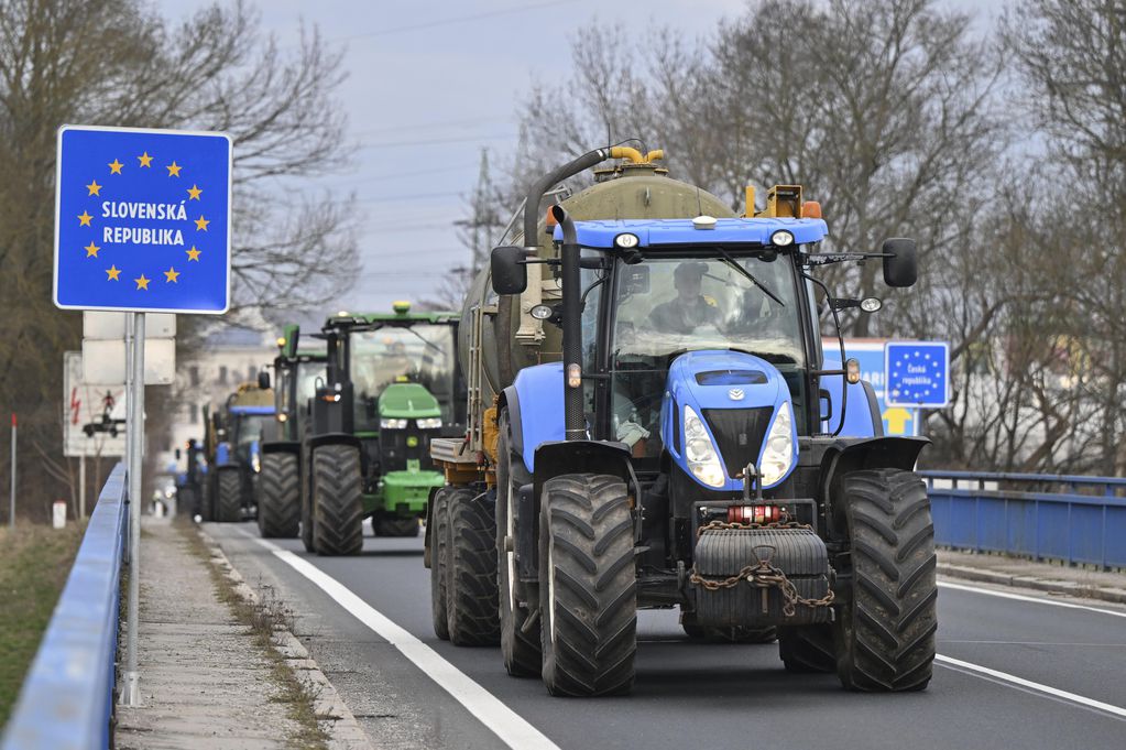 Agricultores checos avanzan en sus tractores hacia el cruce fronterizo de Hodonín/Holíč con Eslovaquia, en República Checa, el 22 de febrero de 2024, para reunirse con compañeros de otros países y unir fuerzas en su protesta contra las políticas agrícolas de la Unión Europea. (Vaclav Salek/CTK vía AP)
