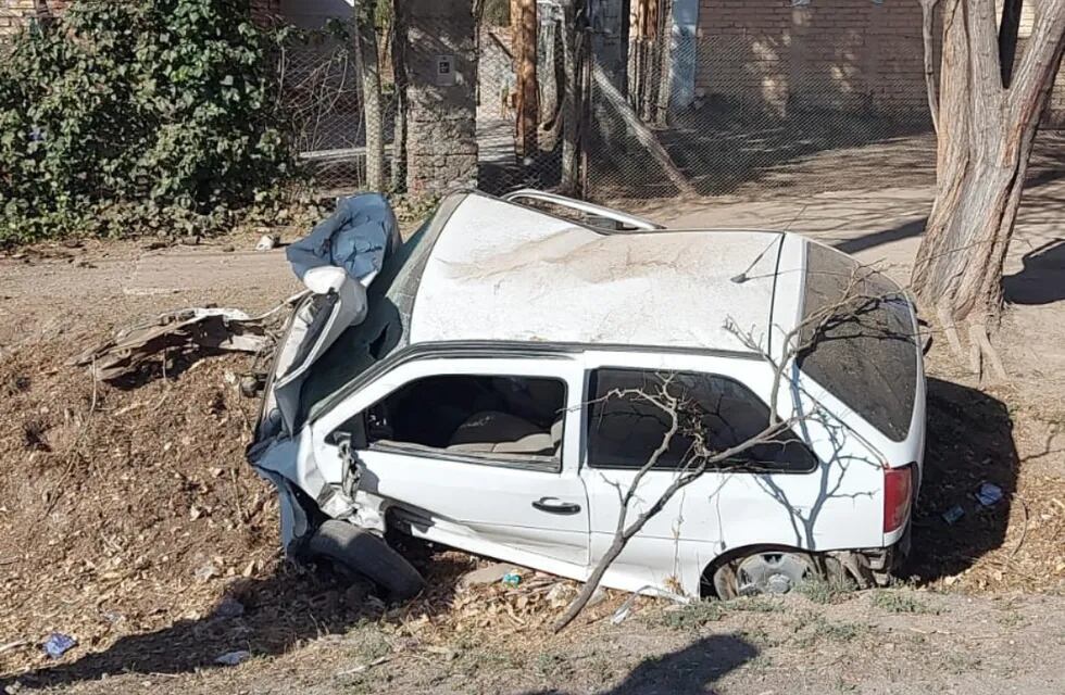Dos terribles accidentes se produjeron durante el fin de semana. En Lavalle, un automovilista chocó contra un árbol y salió despedido. Ministerio de Seguridad.