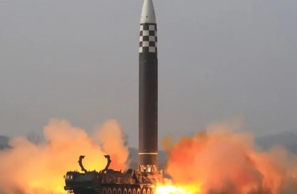 Corea del Norte lanzó dos misiles más hacia Japón en respuesta a los movimientos armamentísticos de EE.UU. en la región.