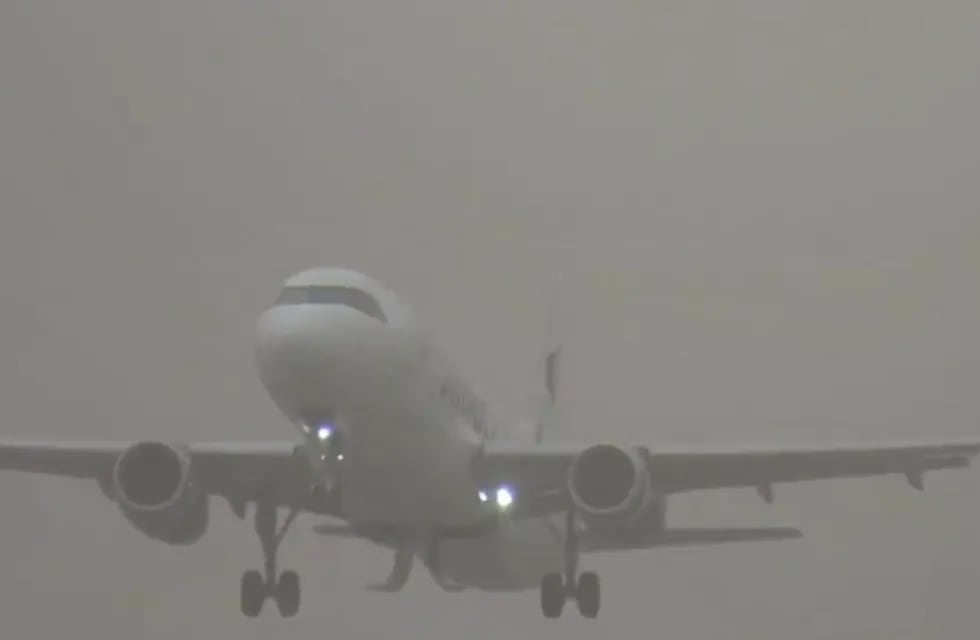 Impactante video: un avión intentó aterrizar en Neuquén, pero fue desviado a Mendoza por el viento. Foto: Captura video.