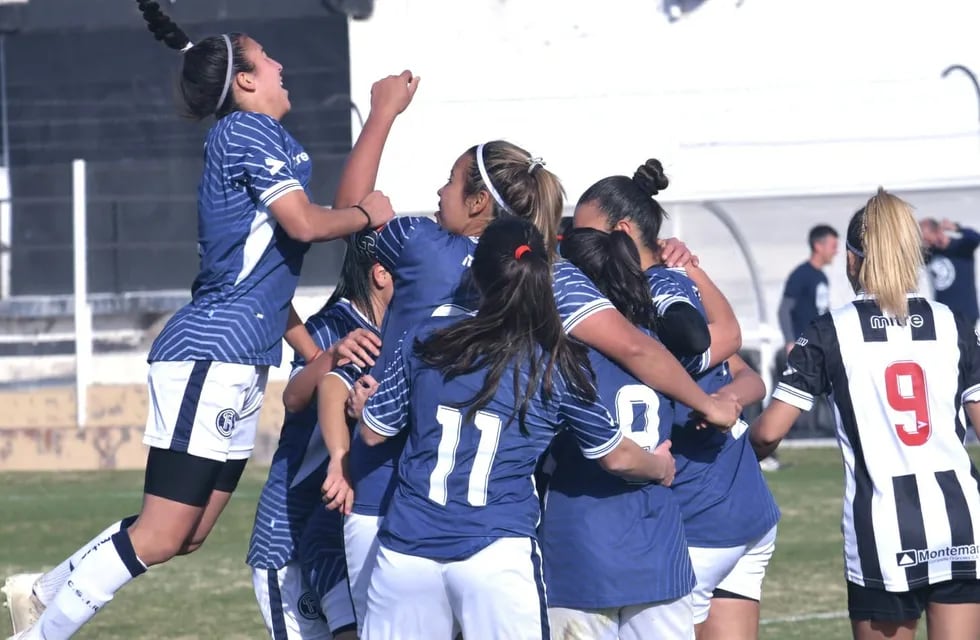 La Lepra festeja por el 3-1 frente a Gimnasia, en la primera fecha del torneo local. / Orlando Pelichotti- Los Andes