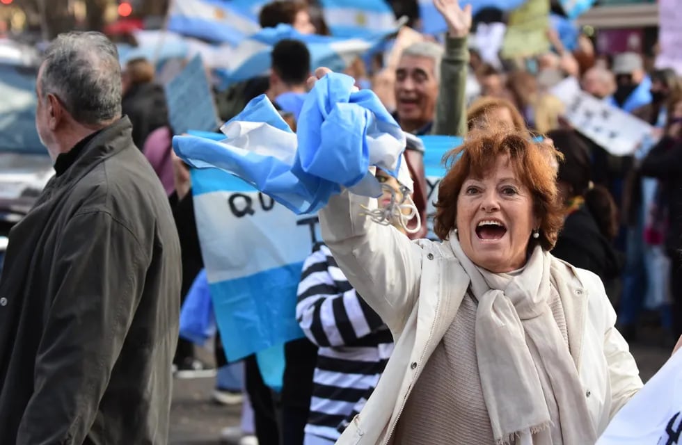 Con banderas argentinas y cantos, decenas de manifestantes se hicieron presentes en Peatonal y San Martín.
