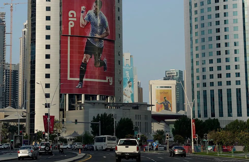 Un cartel que representa al jugador uruguayo Luis Suárez cuelga de la fachada de un centro comercial de Doha, Catar, el pasado viernes 18/11. EFE/ Antonio Lacerda