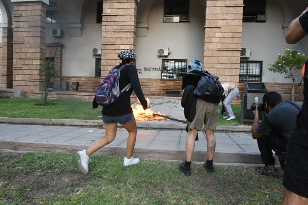 Un grupo de manifestantes lanzó piedras y bombas molotov al interior de Casa de Gobierno. Además prendieron fuego bancos y plantas en el exterior del edificio durante la marcha de pedido de justicia por el femicidio de Florencia Romano.