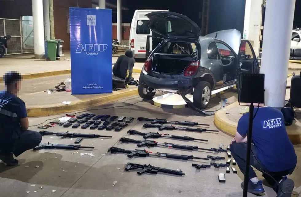 Detuvieron a un hombre que intentó contrabandear 12 armas de guerra cuyo valor supera los $10 millones. Foto: La Voz de Misiones.