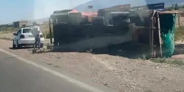 San Juan: Se desprendieron ruedas de un camión, que después volcó