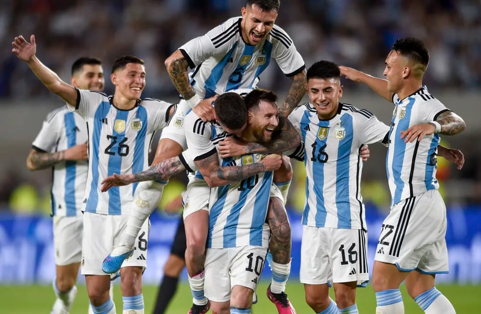 Lionel Messi festeja con sus compañeros de la selección argentina. (AP Foto/Gustavo Garello)