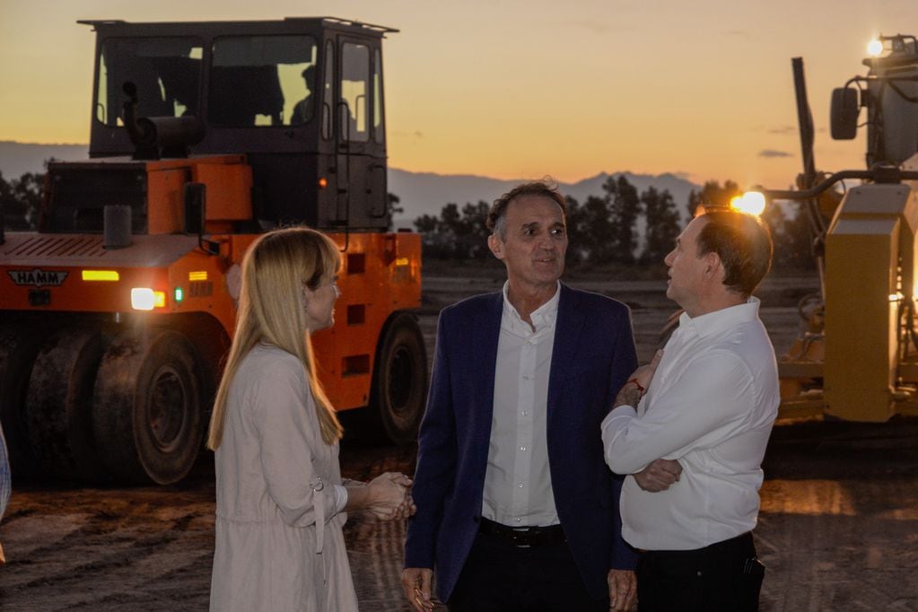 La senadora kirchnerista Anabel Fernández Sagasti, junto al ministro de Obras, Gabriel Katopodis y el intendente de Lavalle, Roberto Righi.
