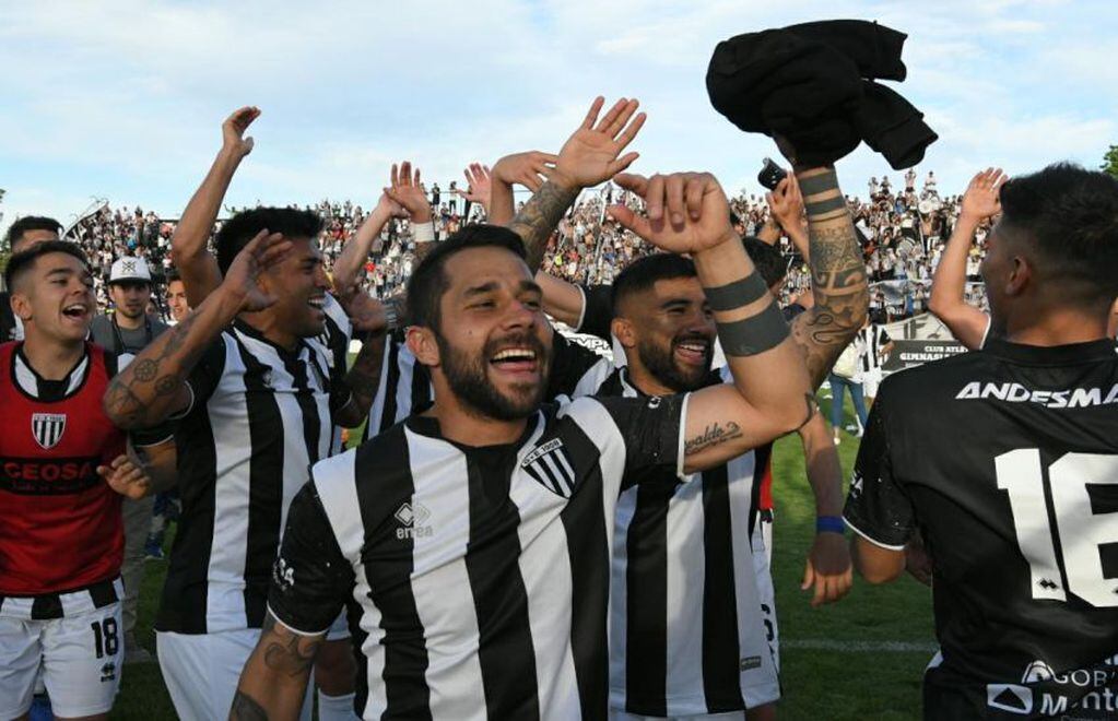 
    Los jugadores celebran un triunfo que se metió para siempre en la historia de los clásicos. - Orlando Pelichotti / Los Andes
   