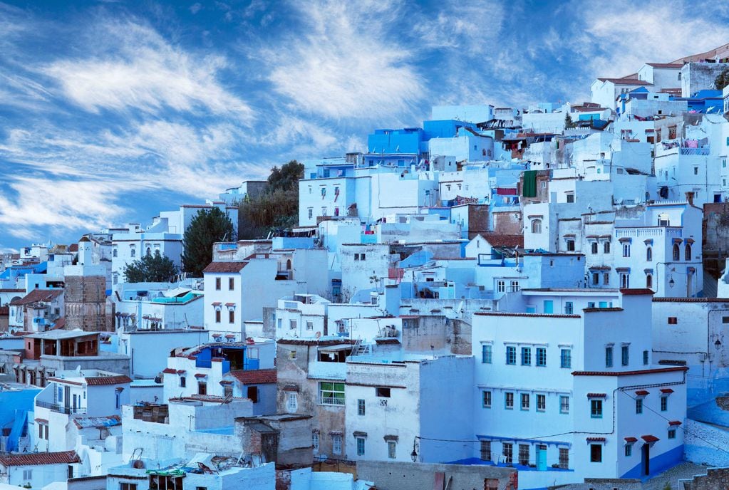 En Chefchaouen todo es azul: casas, comercios, escaleras, puertas, persianas y ventanas... El más sereno de los colores se luce en mil variantes del cobalto, el turquesa, el celeste y el índigo.