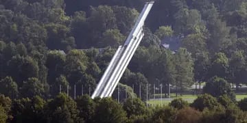 Derriban el obelisco de Letonia que recordaba la victoria de la Unión Soviética al nazismo