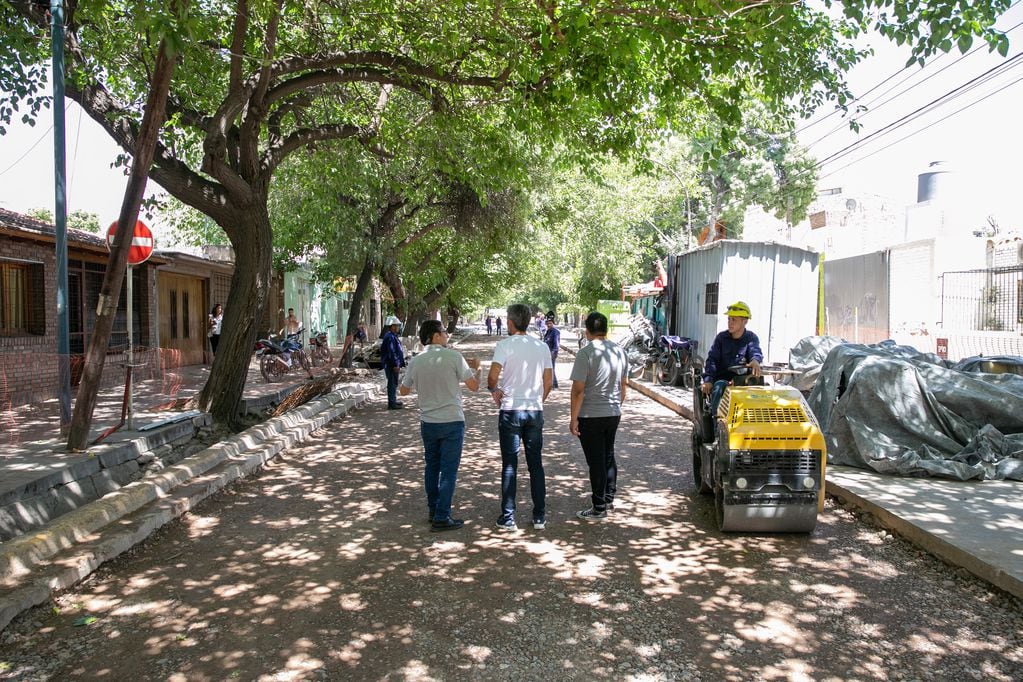 Ulpiano Suarez recorrió los trabajos en calle Santiago del Estero de la Cuarta Sección. Foto: Prensa Ciudad de Mendoza