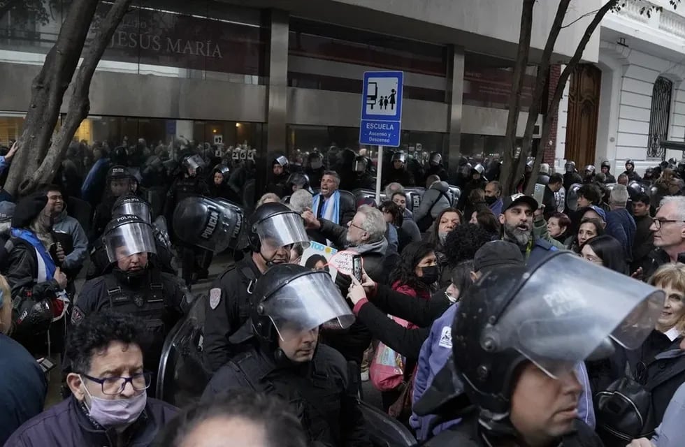 Infantería logró frenas a los militantes que tiraron las vallas en los alrededores de la casa de Cristina Kirchner. - Gentileza / Clarín