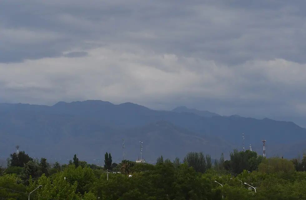 ¿Falló el pronóstico o se retrasó? Sigue la expectativa por la tormenta y así estará el tiempo en Mendoza. Foto: José Gutiérrez / Los Andes.