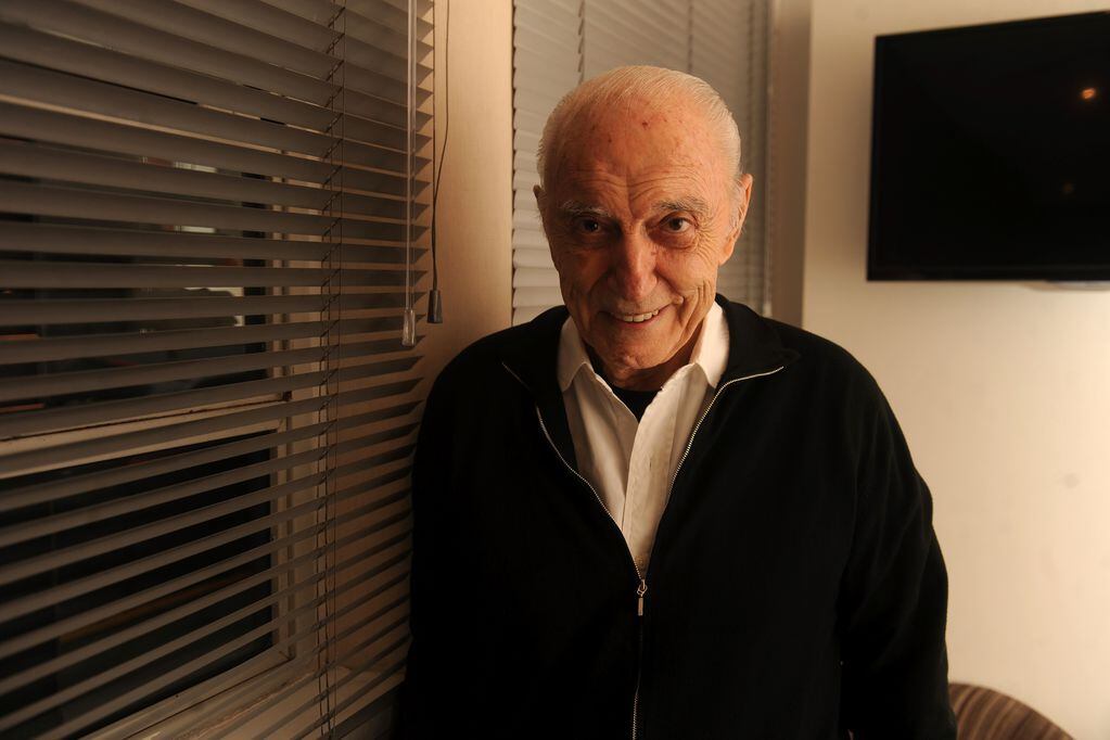 Cacho Fontana, está internado con un cuadro de neumonía pero estable. Tiene 90 años. (Fotos Clarin)