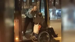 Un chofer de colectivo le impidió subir a un hombre en silla de ruedas