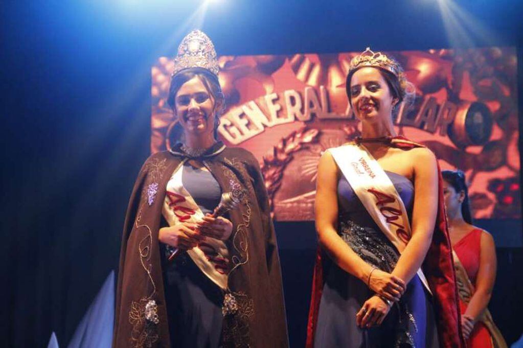 
Reina y virreina juntas en la coronación | Gentileza / Prensa Municipalidad de Alvear
   