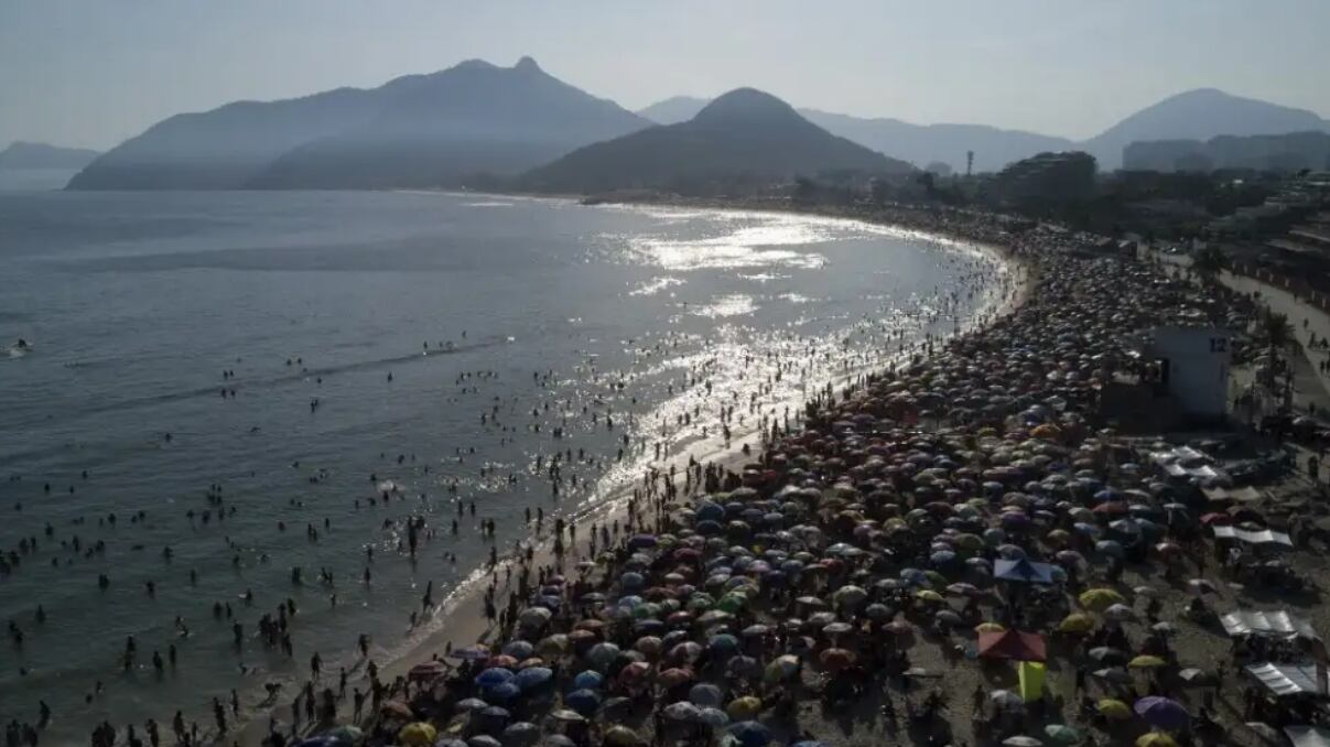 La sensación térmica en Río de Janeiro superó los 60 grados. Vista aérea de personas disfrutando de la playa Recreio dos Bandeirantes en Río de Janeiro, Brasil. Foto: Perfil