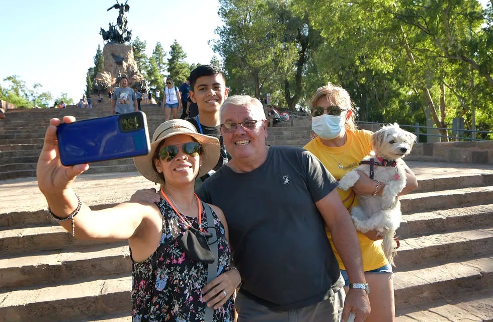 Turistas en Mendoza. En la foto la familia Méndez y Cáceres de Chaco, en el Cerro de la Gloria, junto a su mascota Luz. Ellos visitaron hace un año la provincia. | Foto: Orlando Pelichotti / Los Andes