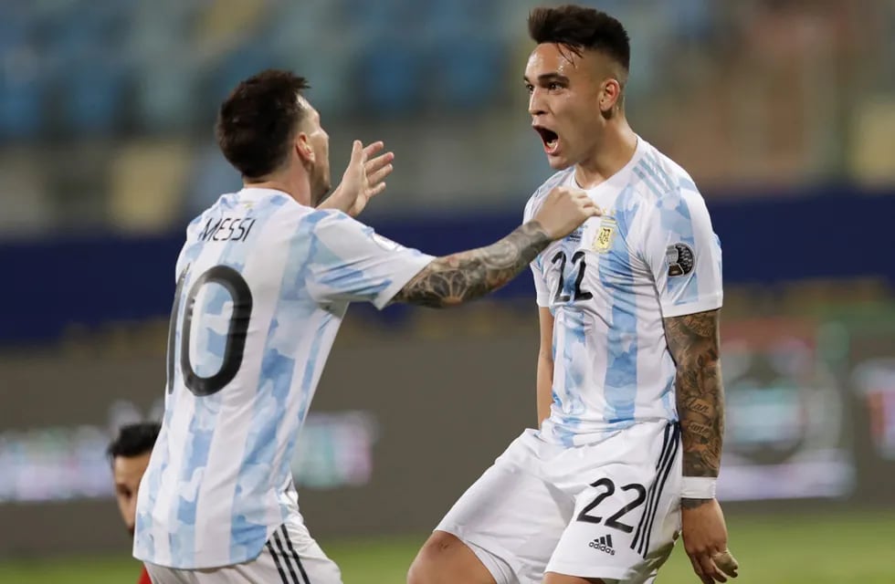 Lionel Messi y Lautaro Martínez en el festejo de un gol. (AP/Archivo)