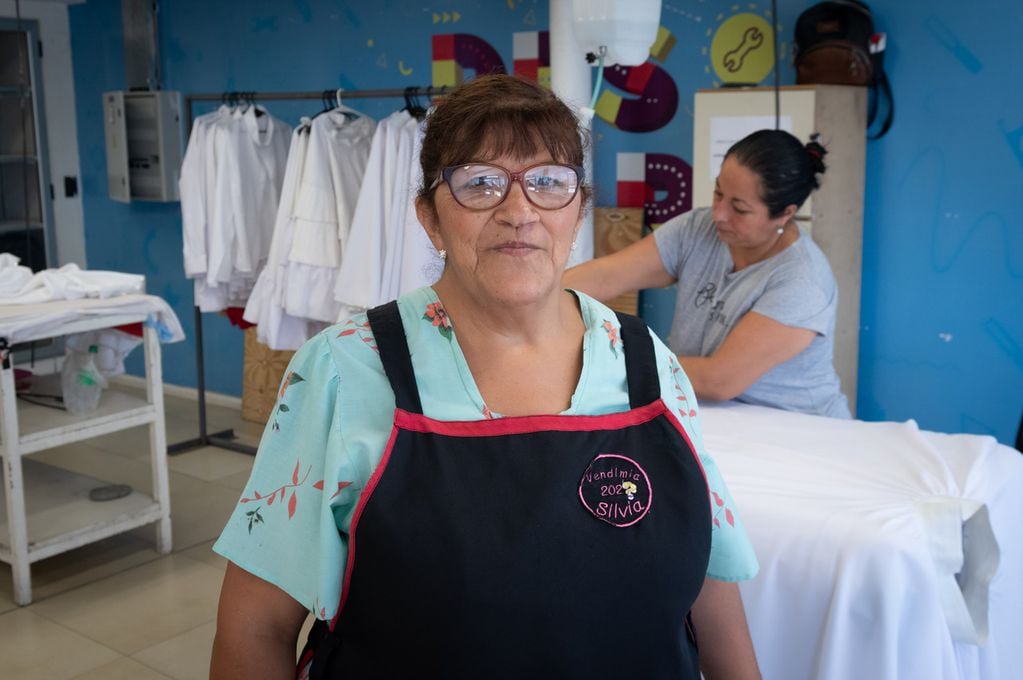 Vendimia 2024, Silvia Lobos lleva casi 40 años como planchadora del vestuario del acto central de la Fiesta de la Vendimia.Foto: Ignacio Blanco / Los Andes