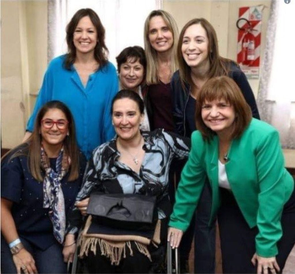 Sergio Burstein publicó esta foto del equipo de mujeres referentes de Cambiemos y la tituló: "Una invitación a la soltería".