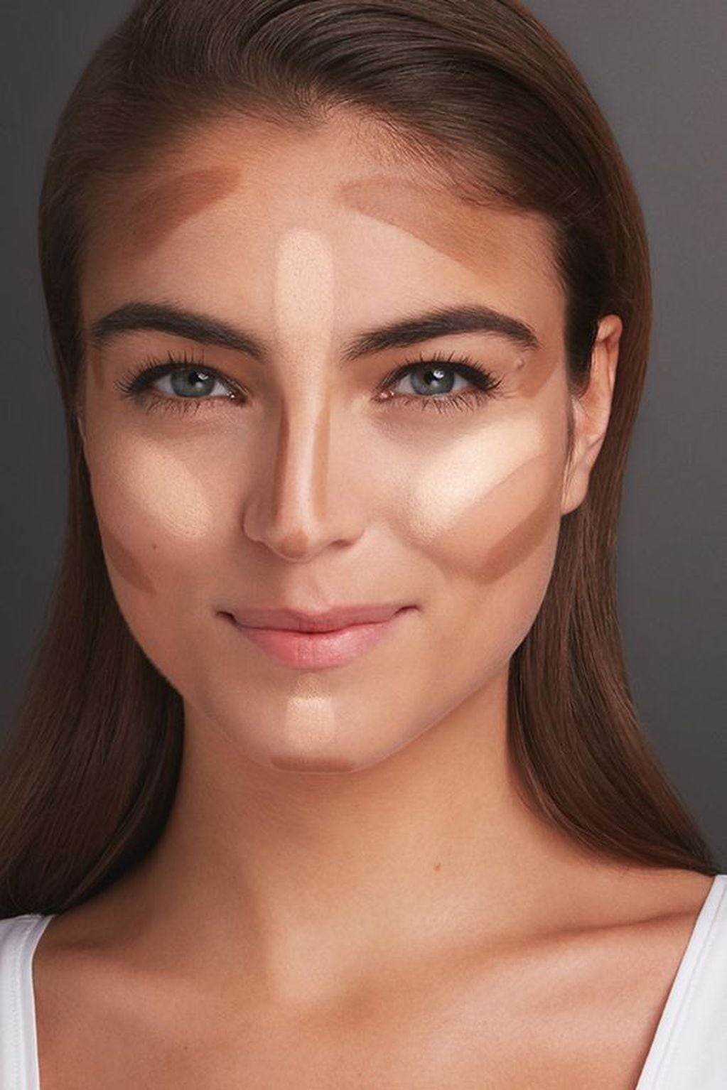 Podes usar la base clara directamente en tu rostro pero en muy poca cantidad, y compensar con un buen contorno y bronzer que compense el tono de la base. 