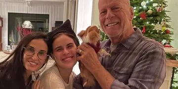 Bruce Willis junto a Demi Moore y una de sus hijas.