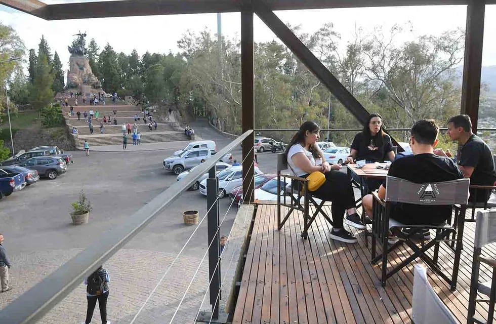 En el amplio deck se puede degustar comidas y bebidas con una vista a la ciudad, por un lado y al monumento, por otro. | Foto: José Gutiérrez / Los Andes