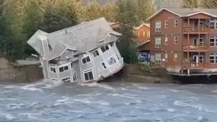 Un río en Alaska arrastró a una casa tras la ruptura de un glaciar