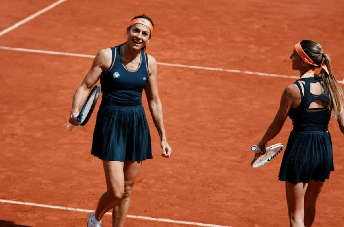 Gabi Sabatini (52) y Gisela Dulko brillaron en su primer partido en el torneo de Leyendas de Roland Garros. / AP